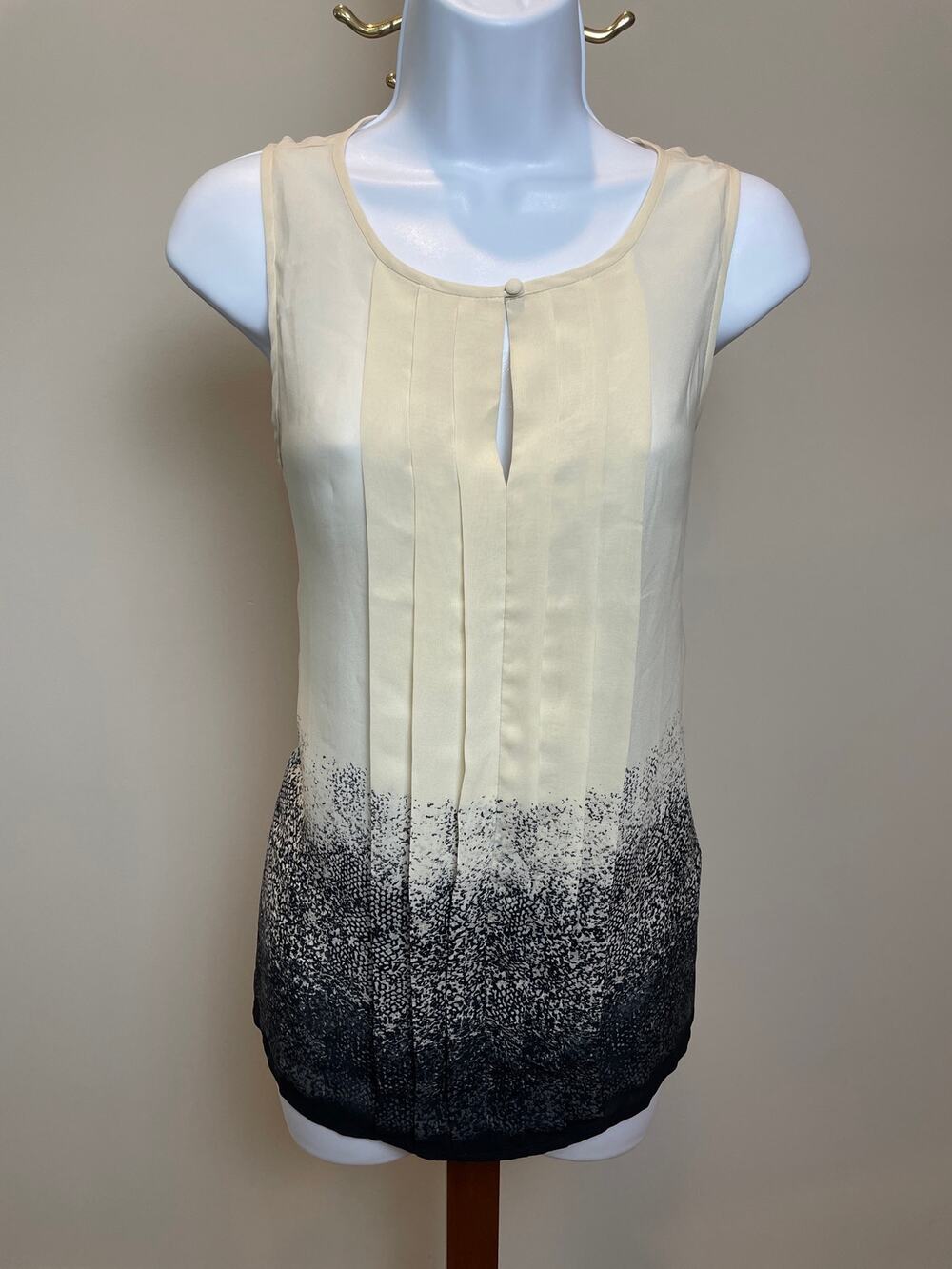 Banana Republic Off White Chiffon Sleeveless Top Size M Pleated Handkerchief Hem